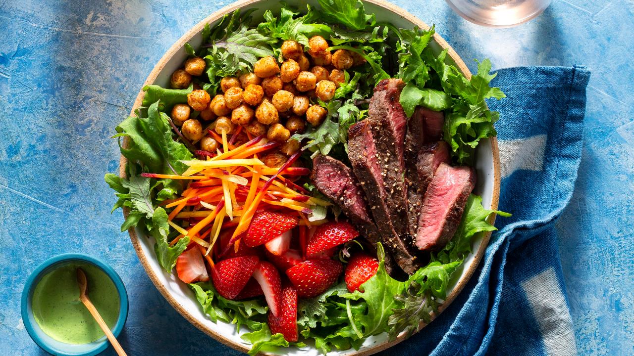 Steak salad bowl