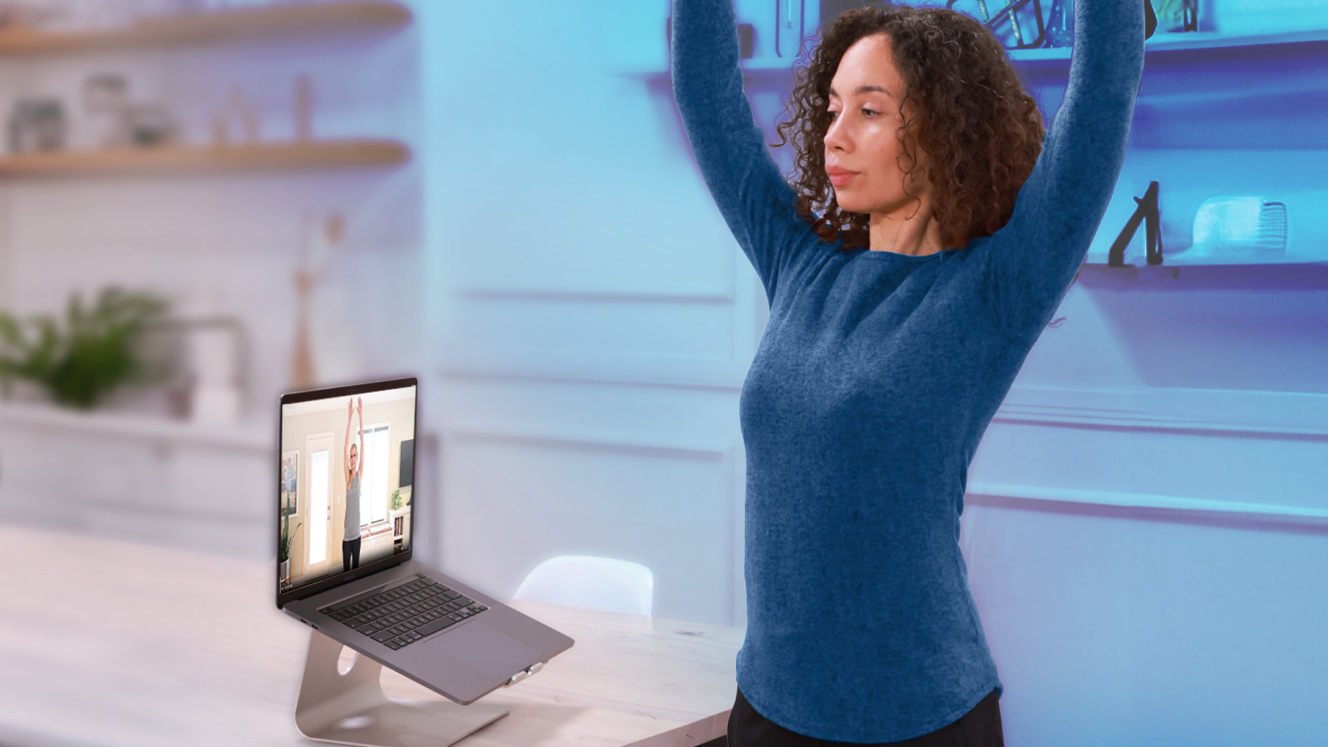 Mujer estirándose mientras mira una Computadora portátil